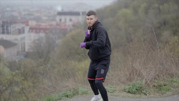 Homem Boxeador Está Envolvido Treinamento Esportivo Livre Cidade Câmera Lenta — Vídeo de Stock