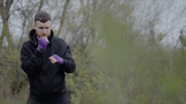 Чоловік Боксер Займається Спортом Відкритому Повітрі Місті Повільний Рух — стокове відео