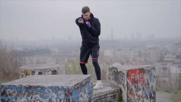 Man Boxer Zabývá Sportovním Tréninkem Venku Městě Zpomalení — Stock video