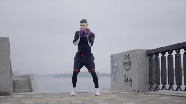 Mężczyzna Bokser Jest Zaangażowany Sportowy Trening Świeżym Powietrzu Mieście Zwolnione — Wideo stockowe