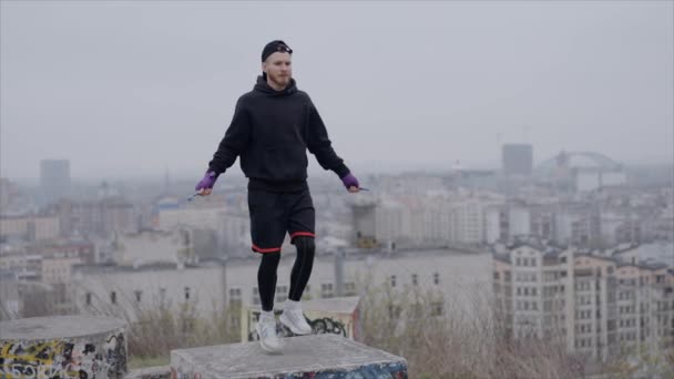 Man Boxer Este Angajat Antrenamente Sportive Aer Liber Oraș Mișcare — Videoclip de stoc