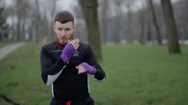 Mężczyzna Bokser Jest Zaangażowany Sportowy Trening Świeżym Powietrzu Mieście Zwolnione — Wideo stockowe