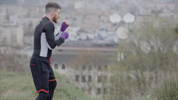 Hombre Boxeador Dedica Los Deportes Entrenamiento Aire Libre Ciudad Cámara — Vídeo de stock