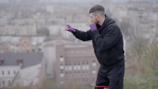 男子拳击运动员在城市室外进行运动训练 8K速度慢 — 图库视频影像