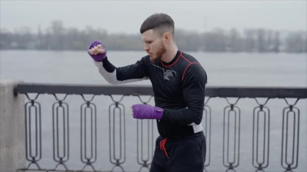 男子拳击运动员在城市室外进行运动训练 8K速度慢 — 图库视频影像
