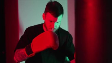 Spor salonunda antrenman yaparken erkek boksör, 8K 'da ağır çekim.