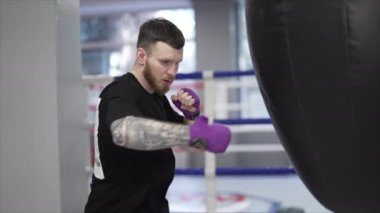 Spor salonunda antrenman yaparken erkek boksör, 8K 'da ağır çekim.