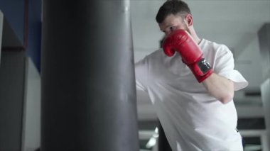 Spor salonunda antrenman yaparken erkek boksör, 8K 'da ağır çekim.