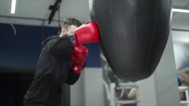 Spor salonunda antrenman yaparken erkek boksör, 8K 'da ağır çekim.