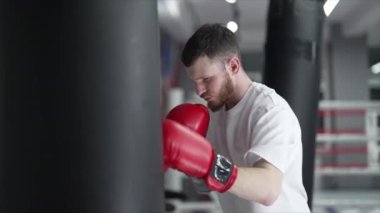 Spor salonunda antrenman yaparken erkek boksör, 8K 'da ağır çekim.