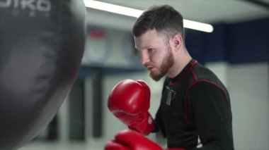 Spor salonunda antrenman yaparken erkek boksör, 8K 'da ağır çekim.