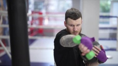 Spor salonunda antrenman yaparken erkek boksör, 8K 'da ağır çekim.