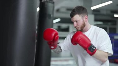 Spor salonunda antrenman yaparken erkek boksör, 8K 'da ağır çekim.