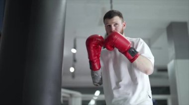 Spor salonunda antrenman yaparken erkek boksör, 8K 'da ağır çekim.