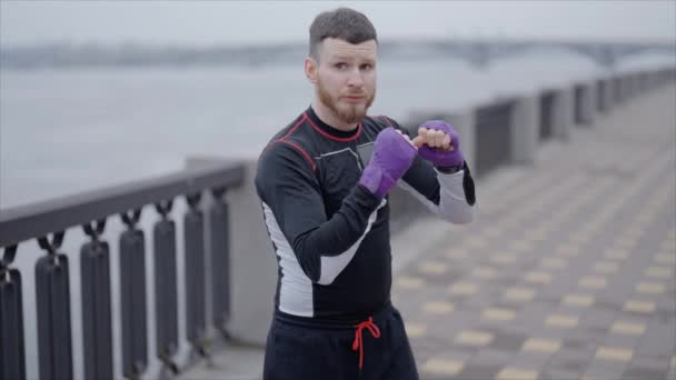 Man Boxer Zabývá Sportovním Tréninkem Venku Městě Zpomalení — Stock video