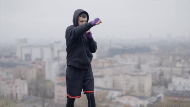 Boxer Trainiert Freien Der Stadt Zeitlupe — Stockvideo