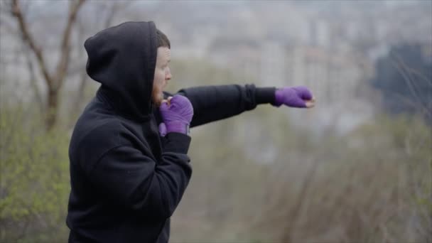 Чоловік Боксер Займається Спортом Відкритому Повітрі Місті Повільний Рух — стокове відео