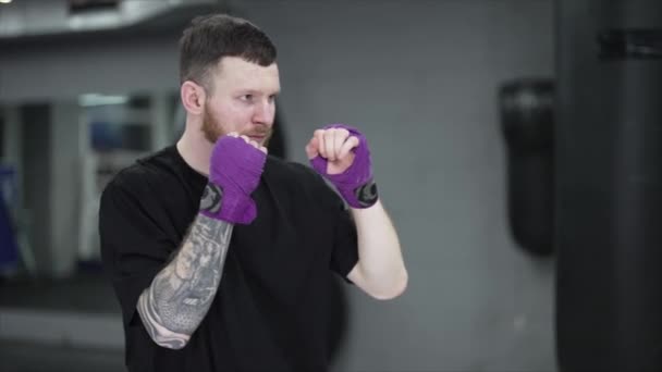 Boxer Masculin Timpul Antrenamentului Sala Gimnastică Mișcare Lentă — Videoclip de stoc