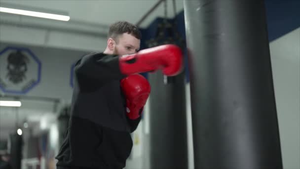 男子拳击手在体育馆训练时 慢动作8K — 图库视频影像