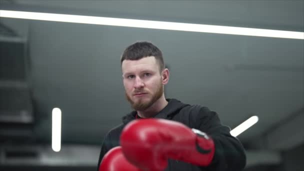 Mužský Boxer Při Tréninku Tělocvičně Zpomalení — Stock video