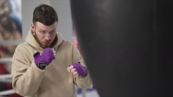 Mužský Boxer Při Tréninku Tělocvičně Zpomalení — Stock video