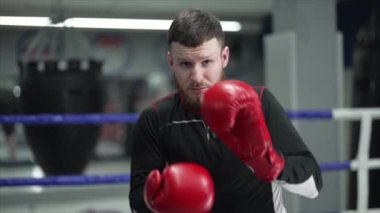 Spor salonunda antrenman yaparken erkek boksör, 8K 'da ağır çekim.