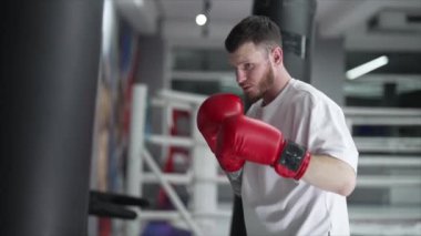 Spor salonunda antrenman yaparken erkek boksör, 8K 'da ağır çekim.