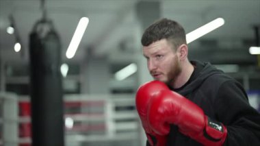 Spor salonunda antrenman yaparken erkek boksör, 8K 'da ağır çekim.