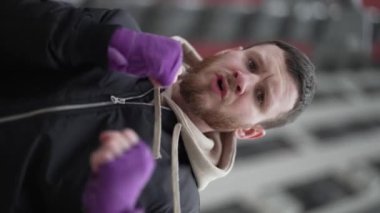 Antrenman sırasında bir boksörün dikey videosu, yavaş çekim