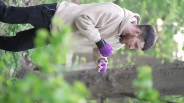 Antrenman sırasında bir boksörün dikey videosu, yavaş çekim