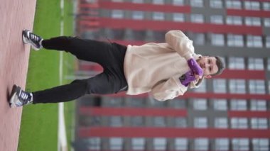 Antrenman sırasında bir boksörün dikey videosu, yavaş çekim