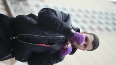 Antrenman sırasında bir boksörün dikey videosu, yavaş çekim