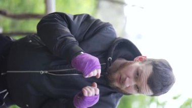 Antrenman sırasında bir boksörün dikey videosu, yavaş çekim