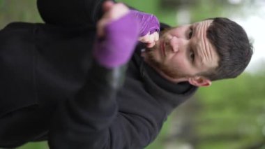 Antrenman sırasında bir boksörün dikey videosu, yavaş çekim