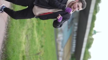 Antrenman sırasında bir boksörün dikey videosu, yavaş çekim