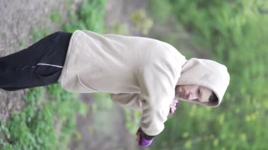 Antrenman sırasında bir boksörün dikey videosu, yavaş çekim