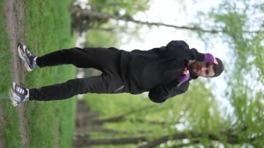 Antrenman sırasında bir boksörün dikey videosu, yavaş çekim