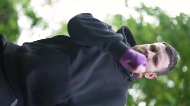 Antrenman sırasında bir boksörün dikey videosu, yavaş çekim