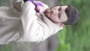 Antrenman sırasında bir boksörün dikey videosu, yavaş çekim