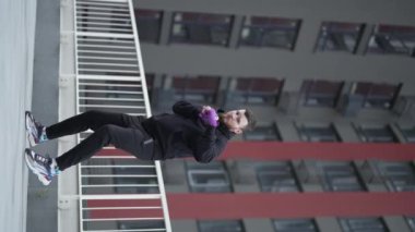 Antrenman sırasında bir boksörün dikey videosu, yavaş çekim