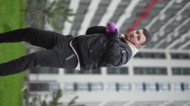 Antrenman sırasında bir boksörün dikey videosu, yavaş çekim
