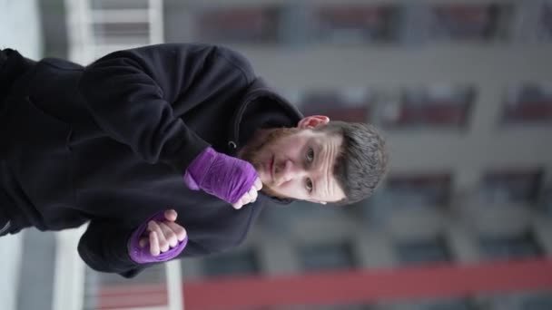 Vertikální Video Boxera Při Tréninku Zpomalení — Stock video