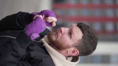 Antrenman sırasında bir boksörün dikey videosu, yavaş çekim