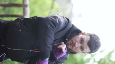 Antrenman sırasında bir boksörün dikey videosu, yavaş çekim