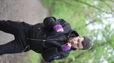 Antrenman sırasında bir boksörün dikey videosu, yavaş çekim