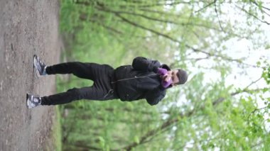 Antrenman sırasında bir boksörün dikey videosu, yavaş çekim