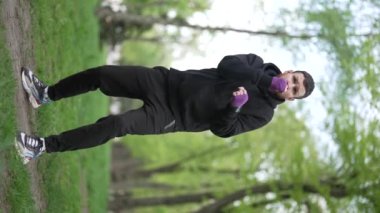 Antrenman sırasında bir boksörün dikey videosu, yavaş çekim