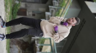 Antrenman sırasında bir boksörün dikey videosu, yavaş çekim
