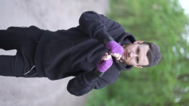 Antrenman sırasında bir boksörün dikey videosu, yavaş çekim