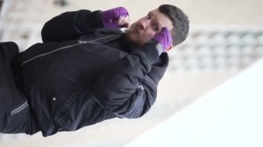 Antrenman sırasında bir boksörün dikey videosu, yavaş çekim